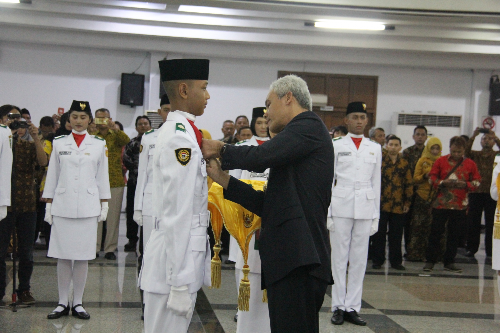 Gubernur Jateng Ganjar Pranowo Kukuhkan 35 Anggota Paskibraka Jateng