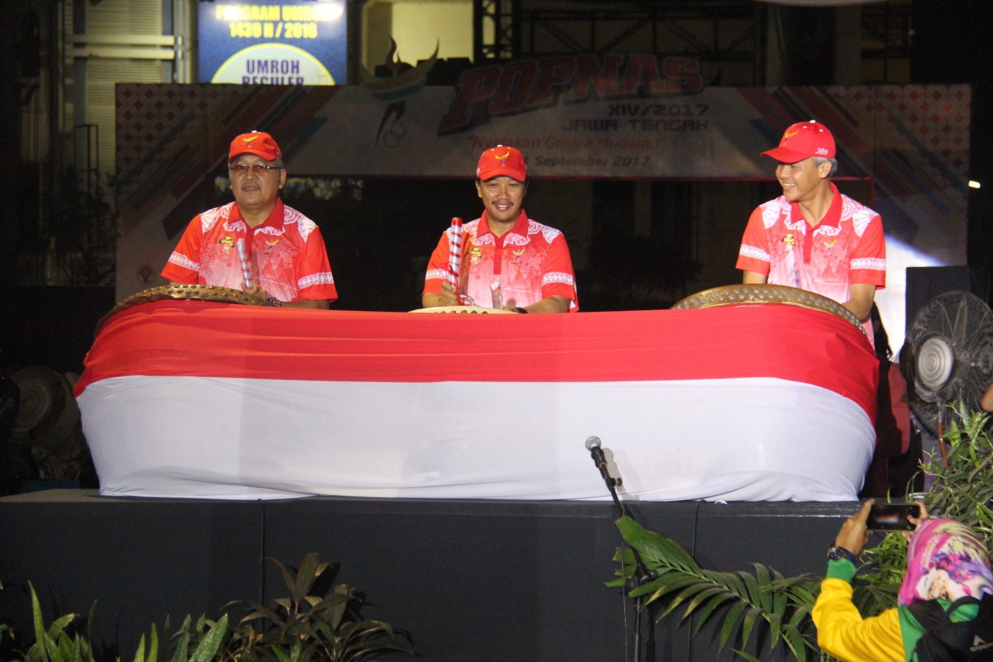 DEFILE ATLET DIIRINGI TETABUHAN PERKUSI, TANDAI PEMBUKAAN POPNAS 2017
